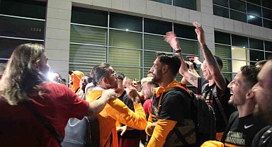 Galatasaray, Konya Havalimanı'nda taraftarları ile şampiyonluğu kutladı