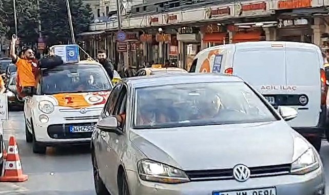 Galatasaray taraftarları Taksim'de Fenerbahçe tabutu gezdirdi