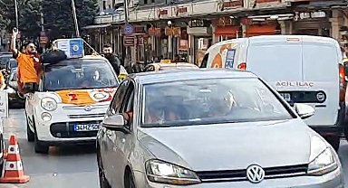 Galatasaray taraftarları Taksim'de Fenerbahçe tabutu gezdirdi