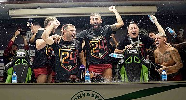 Galatasaraylı futbolculardan basın toplantısında kutlama