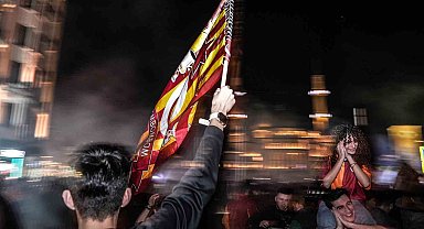 Galatasaraylı taraftarlardan Taksim'de coşkulu şampiyonluk kutlaması