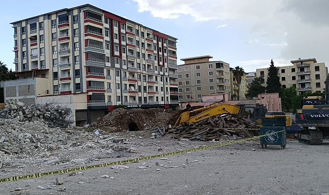 Gaziantep'te depremde ağır hasar alan bina yıkım sırasında çöktü