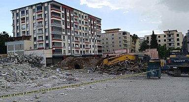 Gaziantep'te depremde ağır hasar alan bina yıkım sırasında çöktü
