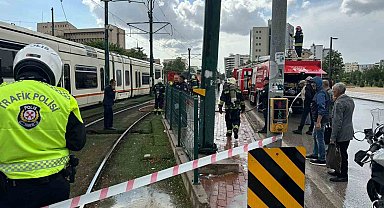 Gaziantep'te tramvayın üzerine yıldırım düştü