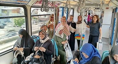 Gazze için metroda örgü örerek yolculuk yaptılar