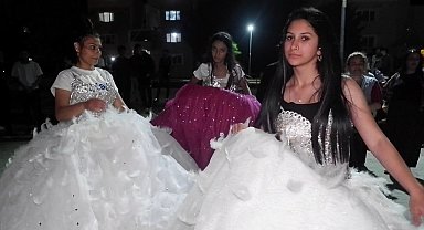 Genç kızlar gelinlik giyip 98 müziklerle Hıdırellez'i kutladı