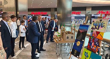 Genç ressamlar sergi açtı