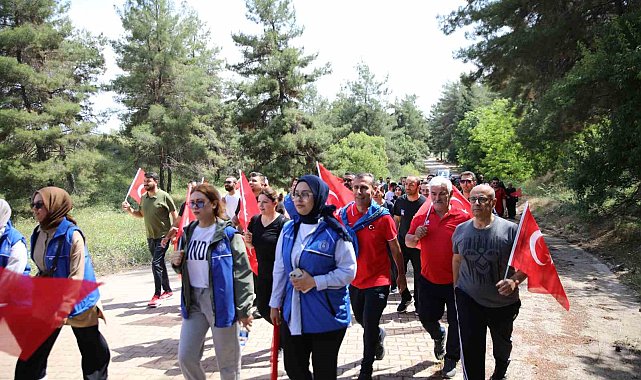 Gençler, ellerindeki Türk bayraklarıyla Ali Dağı'na yürüdü