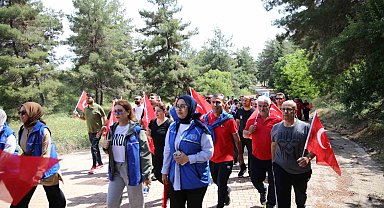 Gençler, ellerindeki Türk bayraklarıyla Ali Dağı'na yürüdü