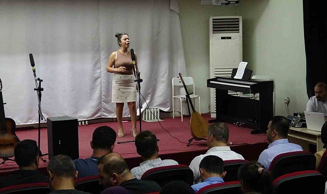 Gercüş'te öğretmen ve öğrencilerden Türk halk müziği konseri