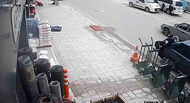 Geri manevra yaparken yayaya çarptı, o anlar kameraya yansıdı