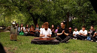 Gezgin öğretmenden öğrencilere Doski Vadisi'nde santur sürprizi