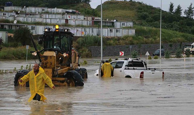 Göle dönen yolda mahsur kalan araç kurtarıldı