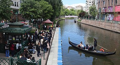 Gondola binebilmek için iskelede dakikalarca sıra beklediler