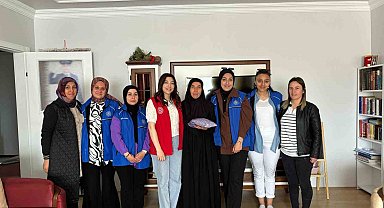 Gönüllü gençler depremzede ve şehit annelerini ziyaret etti