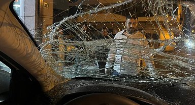 Gören gözlerine inanamadı, başıboş atlar cadde üzerinde dörtnala koştu