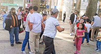 Gören gözlerine inanamadı, hem oynadı hem para dağıttı