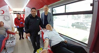 Görme engelli eski milletvekili Ayva, kan bağışı yaparak çağrı yaptı