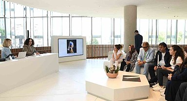 Görme engelli sanatseverler dünyaca ünlü ressamların eserlerini canlı betimlemeli olarak deneyimledi