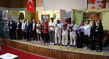 Görme engelli tiyatrocular, Dünya Engelliler Haftası'nda farkındalık oluşturmak için sahneye çıktı