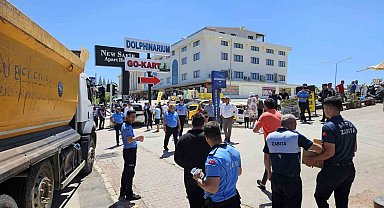 Görüntü kirliliği oluşturup sokak trafiğini zora sokarak turizmi olumsuz etkileyen yapı işgalleri kaldırılıyor