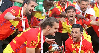 Göztepe şampiyonluk kupasını kaldırdı