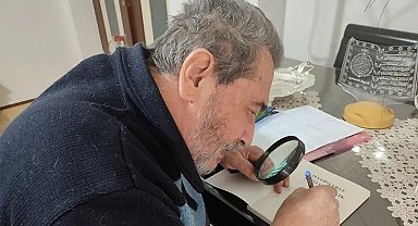 Gözü görmeyince kitabını büyüteç yardımıyla kaleme aldı