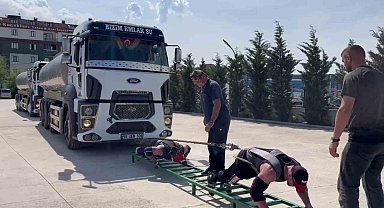 Güç sporcuları, 60 tonluk su tankerini çekti