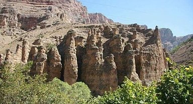 Gümüşhane'de doğa harikası peribacaları hafriyat altında kaldı