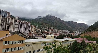 Gümüşhane'de mayıs ayında sürpriz kar yağışı