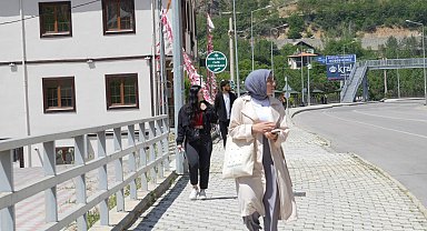 Gümüşhane'de öğrenciler için tehlike oluşturan kayalar dağcılar tarafından temizlendi