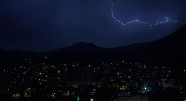 Gümüşhane'de şimşekler geceyi aydınlattı