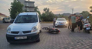 Hafif ticari araçla motosiklet çarpıştı: 1 yaralı