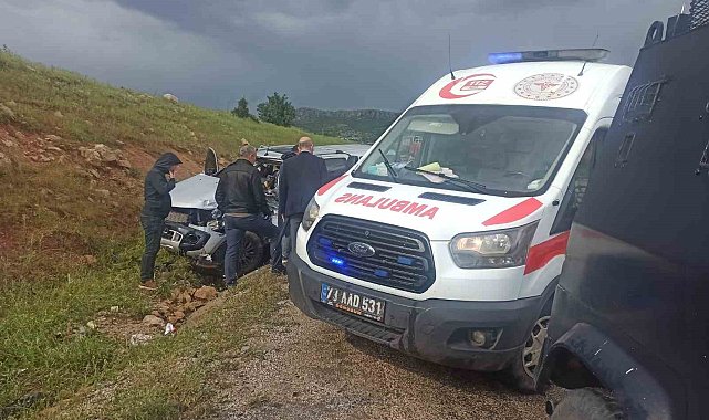 Hafriyat kamyonu ile polis aracı çarpıştı: 1 yaralı