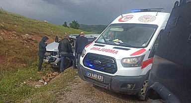 Hafriyat kamyonu ile polis aracı çarpıştı: 1 yaralı