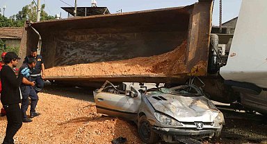 Hafriyat kamyonunun altında ezilerek hurda yığını haline gelen araçtan sağ kurtulmayı başardı