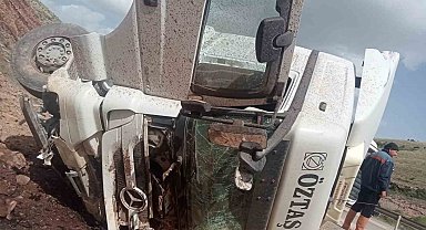 Hafriyat kamyonunun devrildiği kazada 1 kişi yaralandı
