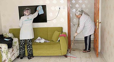 Haliliye'de evde bakim hizmeti ile haneler temizleniyor