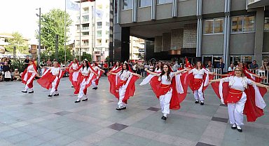 Halk oyunları gösterileri ilgiyle izlendi