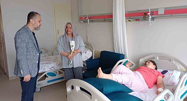 Hasta yataklarında çiçek sürprizi duygulandırdı