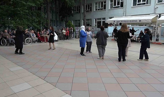 Hastane personeli Hemşireler Günü'nü hastalarla birlikte kutladı