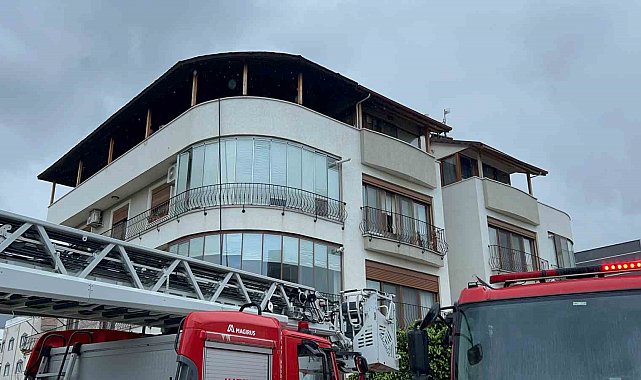 Hatay'da 3 katlı binanın çatısındaki yangın kamerada