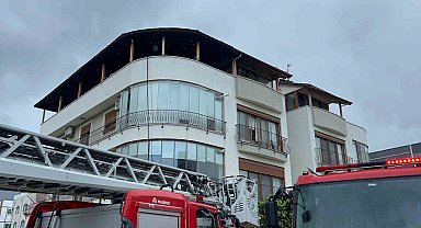 Hatay'da 3 katlı binanın çatısındaki yangın kamerada