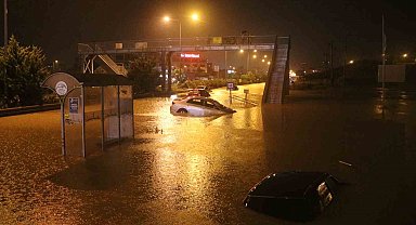 Hatay'da caddeler göle döndü, araçlar suya gömüldü