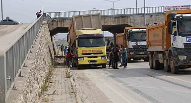 Hatay'da hafriyat kamyonu üst geçitten yola uçtu: 1 yaralı