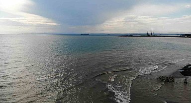 Hatay'da şiddetli yağışlar sonrası denizin rengi değişti
