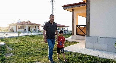 Hataylı bir depremzede aile daha yeni evlerine kavuştu
