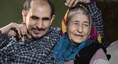 Hayatta kalan tek oğluna 40 yıldır bebek gibi bakıyor
