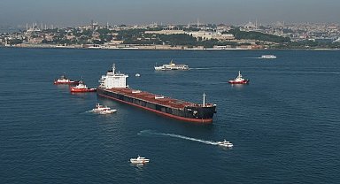 Haydarpaşa açıklarında karaya oturan gemi havadan görüntülendi