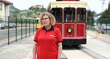 Hem günde 500 yolcu taşıyor hem de ev işlerini aksatmıyor